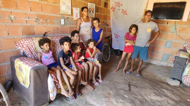 Antônio, esposa Daiana de Oliveira Silva, 29, e parte dos filhos em casa alugada em São Miguel dos Milagres (AL)