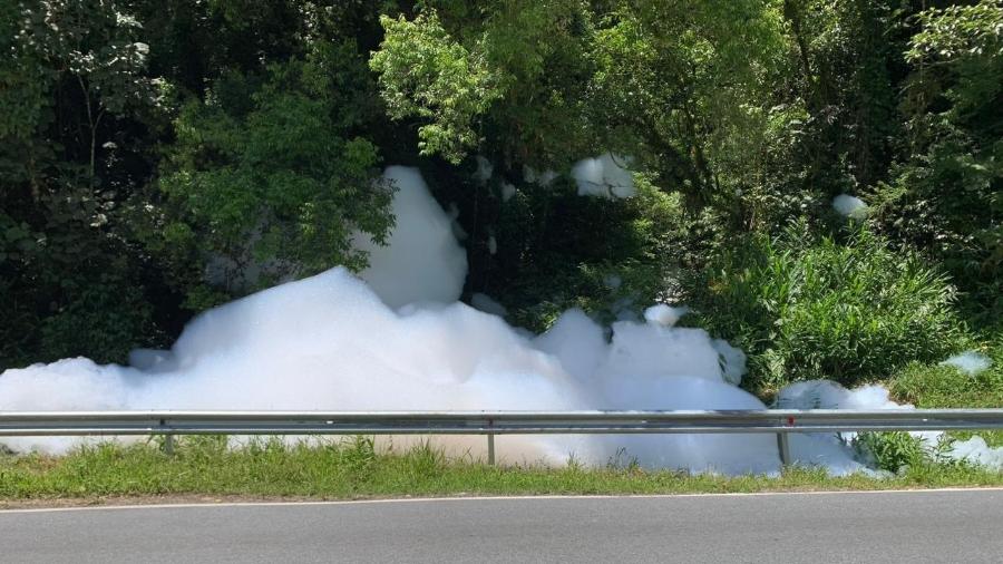 Imagem do IMA (Instituto do Meio Ambiente) mostra região da Serra Dona Francisca, em Joinville (SC), cheia de espuma após queda de caminhão com ácido sulfônico