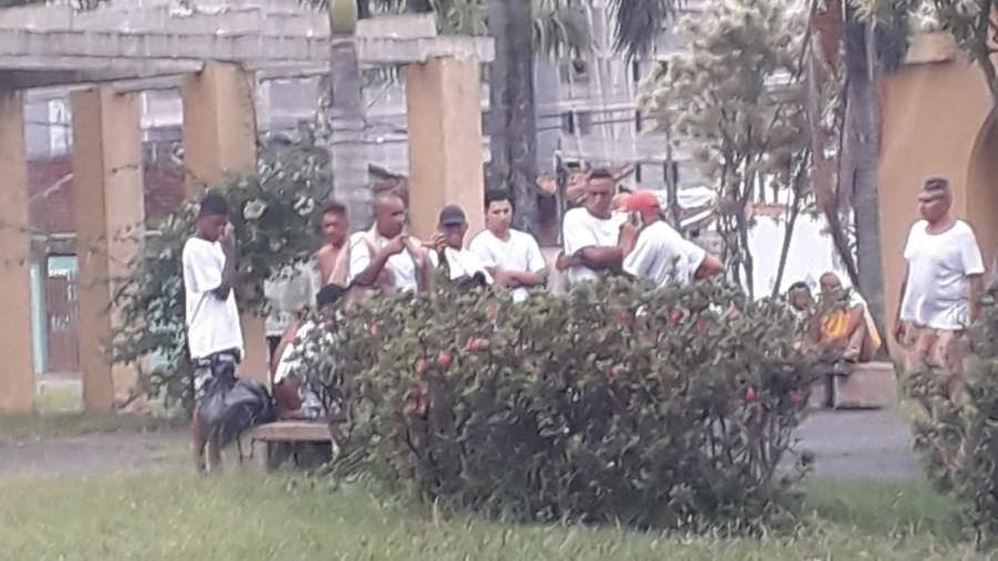 Moradores fotografaram detentos em uma praça de Praia Grande, usando drogas e álcool
