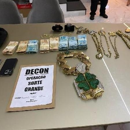 Polícia Civil apreendeu dinheiro, celular e cordão de ouro
