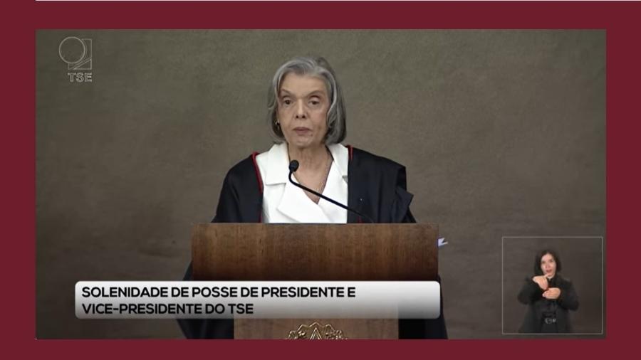 A ministra Cármen Lúcia discursa na cerrimônia em que tomou posse como presidente do Tribunal Superior Eleitoral