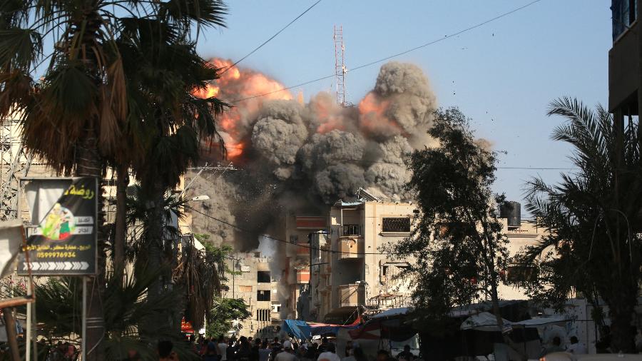 3.jun.2024 - Uma bola de fogo e fumaça preta surge momentos depois que um ataque aéreo israelense atingiu um edifício residencial na cidade de Bureij, no centro da Faixa de Gaza - BASHAR TALEB/AFP