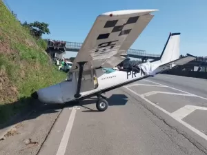 Avião faz pouso de emergência e interdita rodovia na Grande São Paulo
