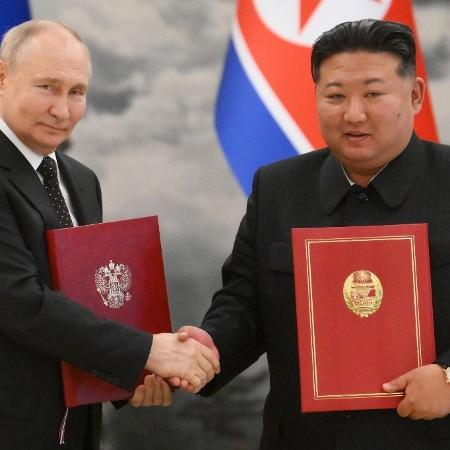 19.jun.2024 - O presidente russo, Vladimir Putin, em visita ao líder da Coreia do Norte, Kim Jong Un, em Pyongyang - Kristina Kormilitsyna/POOL/AFP