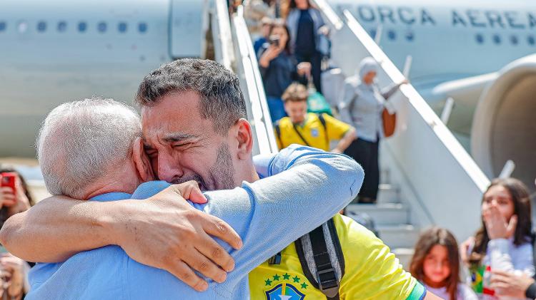 Presidente Lula abraça Rami Rkein, um dos repatriados do Líbano em voo da FAB, na Base Aérea de São Paulo, em Guarulhos