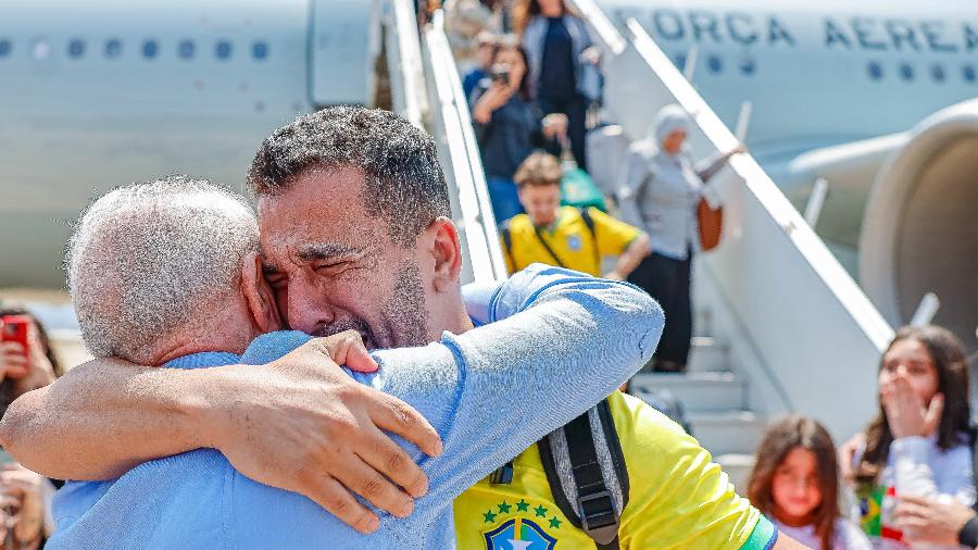 6.set.2024 - Presidente Lula abraça Rami Rkein, um dos repatriados do Líbano em voo da FAB, na Base Aérea de São Paulo, em Guarulhos - Ricardo Stuckert / Presidência