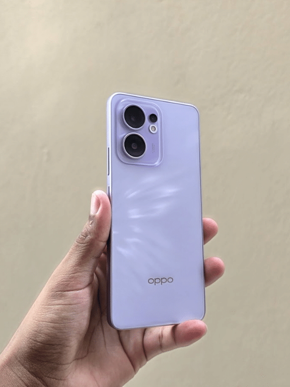 Review: celular Reno13 F da Oppo tem bateria que dura e IA avançada