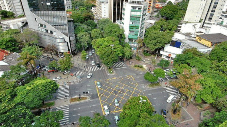 Savassi, em Belo Horizonte. O bairro é conhecido pela grande oferta de bares e restaurantes Savassi, em Belo Horizonte. O bairro é conhecido pela grande oferta de bares e restaurantes