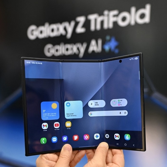 Samsung lança celular que se dobra em 3 partes, mas precisamos