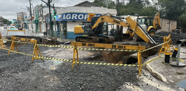 Motorista morre após carro cair em cratera de obra no Paraná