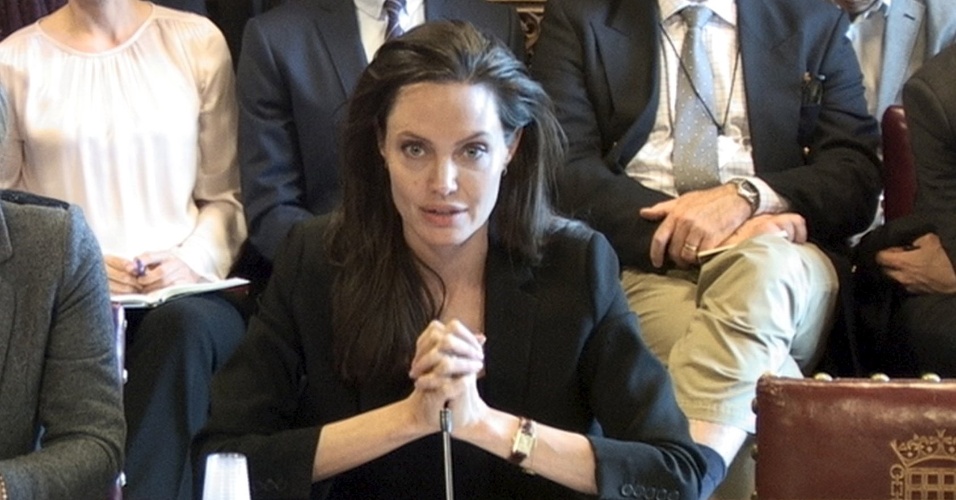 8.set.2015 - A atriz Angelina Jolie, enviada especial do Alto Comissariado das Nações Unidas, fala sobre práticas de prevenção à violência sexual em conflitos, durante audiência na Câmara dos Lordes -- a instância mais alta do parlamento britânico -- em Westminster, Londres