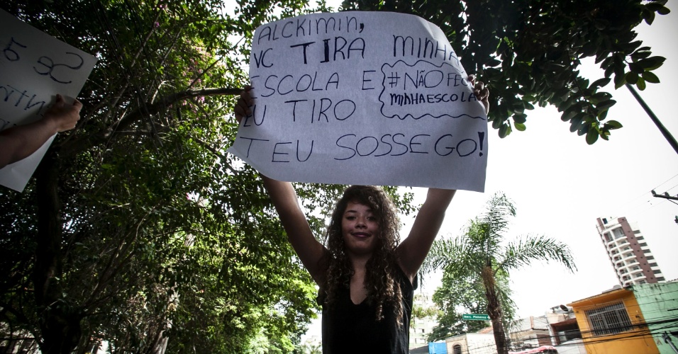 10.nov.2015 - Estudantes protestam em frente à escola estadual Fernão Dias, na zona oeste de São Paulo, contra a reorganização da rede estadual de São Paulo. Um outro grupo está dentro da escola desde a manhã desta terça-feira