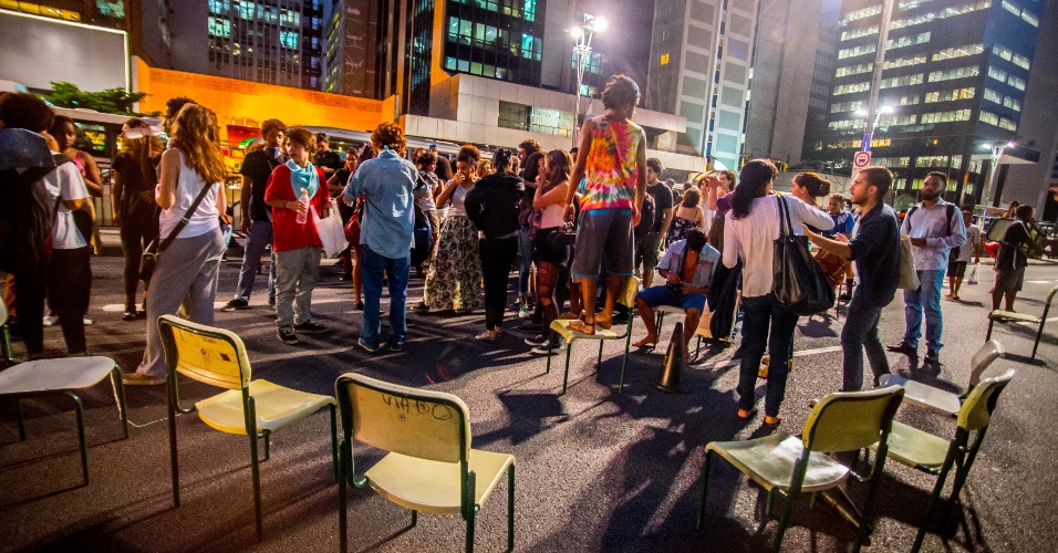 02.dez.2015 - Estudantes fecham avenida Paulista na altura do número 2.300 na noite desta quarta; eles haviam fechado a Henrique Schaumann por cerca de 1h antes de a PM dispersar o protesto com bombas de gás