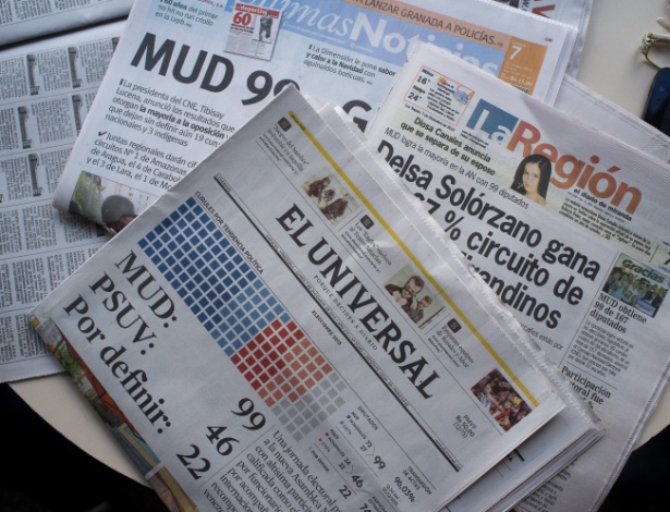 Capas de jornais venezuelanos informam sobre o resultado das eleições, em que a oposição obteve vitória