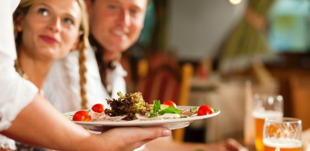 Procon encontra comida vencida em restaurantes de áreas nobres