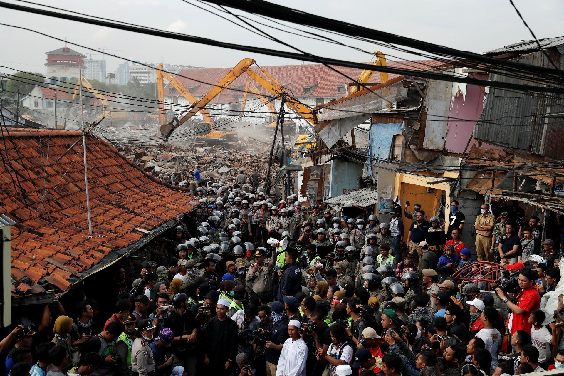 11.abr.2016 - Policiais fazem cordão de isolamento durante operação de demolição de construções irregulares em vila pesqueira de Jacarta, na Indonésia - Beawiharta/Reuters