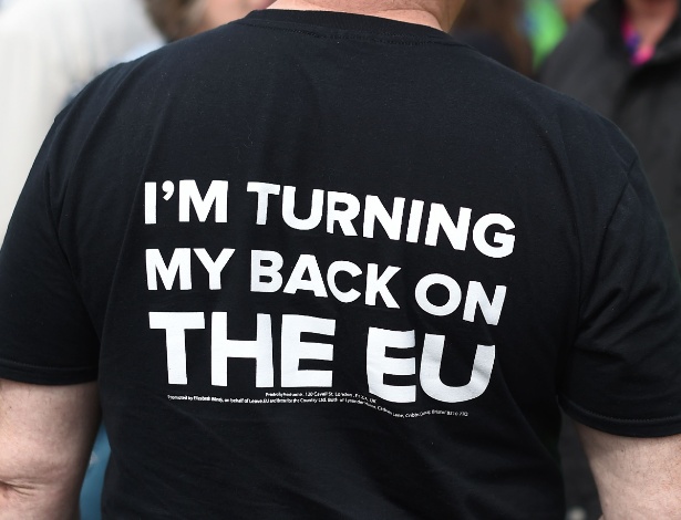  Homem usa camiseta que diz "Estou dando as costas para a UE", em Birmingham, no Reino Unido - Paul Ellis/AFP