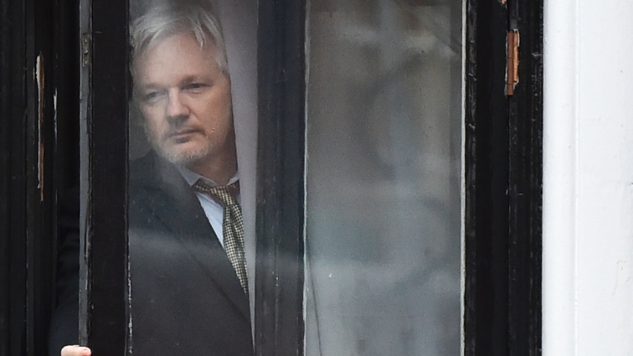 5.fev.2016 - Julian Assange, fundador do Wikileaks, observa movimentação da janela da Embaixada do Equador em Londres, Reino Unido - Ben Stansall/ AFP
