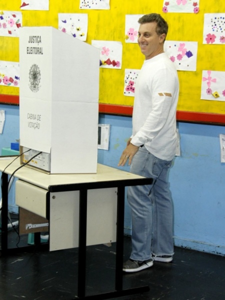 Apresentador Luciano Huck usa a urna eletrônica na eleição de 2016 - Marcos Ferreira/Brazil News