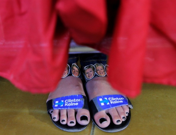 2.nov.2016 - Mulher usar sandálias com adesivos da chapa da democrata Hillary Cliton, em Las Vegas, Nevada - Brian Snyder/Reuters