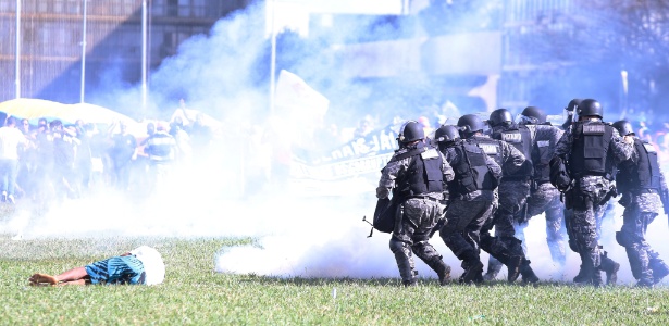 24.mai.2017 - Manifestação contra as reformas e o governo de Michel Temer tomam as vias da Esplanada dos Ministérios e Polícia Militar entra em confronto com manifestantes - Willian/Agência O Globo