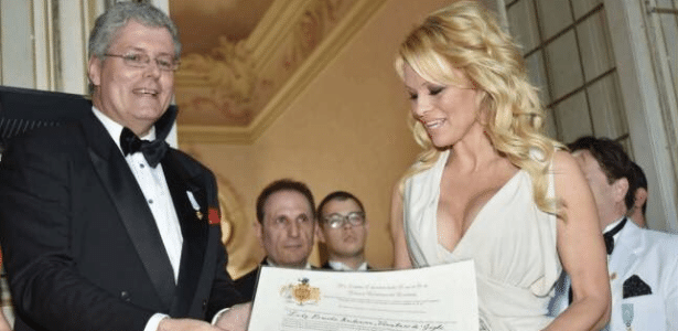 O falso príncipe de Montenegro, Stefan Cernetic, com Pamela Anderson - Reprodução/Twitter
