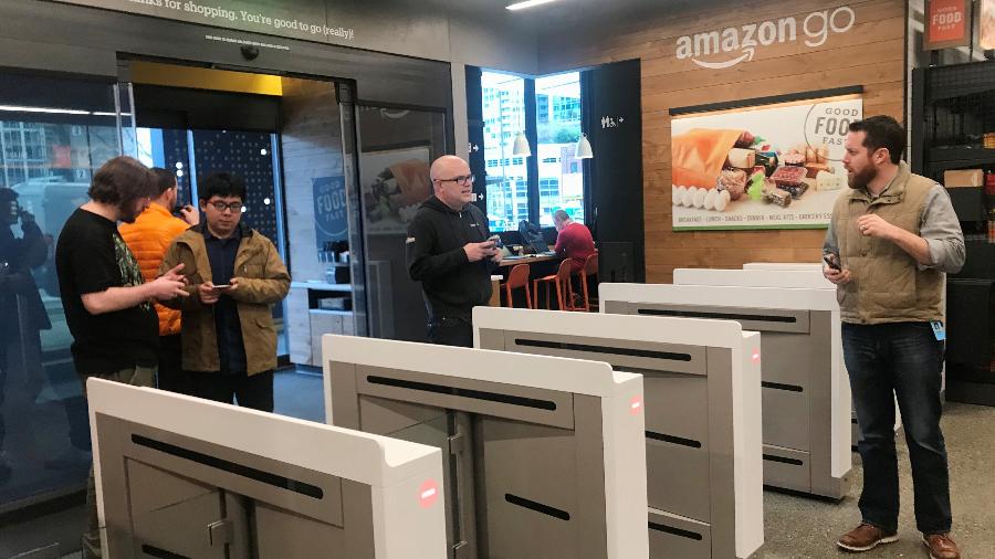 Consumidores entram na loja Amazon Go em Seattle (EUA) - Jeffrey Dastin/Reuters