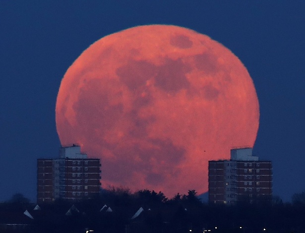 Imagem da Lua em janeiro, vista em Londres - Eddie Keogh/ Reuters