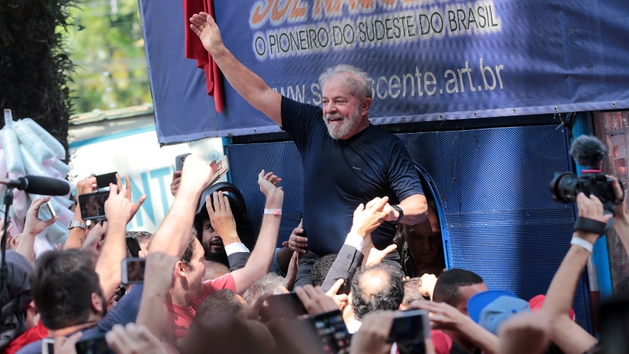 7.abr.2018 - Ex-presidente Luiz Inácio Lula da Silva acena para militantes do lado de fora do Sindicato dos Metalúrgicos do ABC - Leonardo Benassatto/Reuters