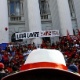 1.mai.2018 - Ato pelo Dia do Trabalhador organizado por centrais sindicais em Curitiba, onde o ex-presidente Lula está preso - Heuler Andrey/AFP