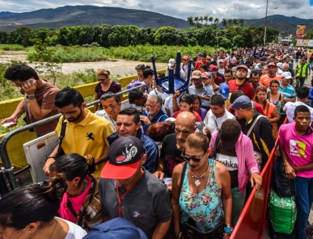 Venezuelanos cruzam a fronteira em direção à Colômbia - Luis Acosta/AFP