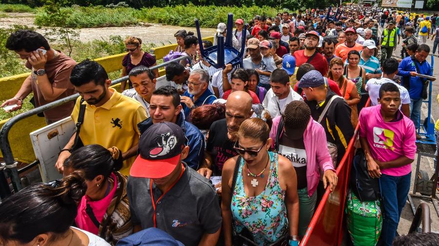 Venezuelanos atravessam a ponte internacional Simon Bolívar de San Antonio del Tachira, na Venezuela, rumo à Cucuta, na Colômbia - Luis Acosta/AFP