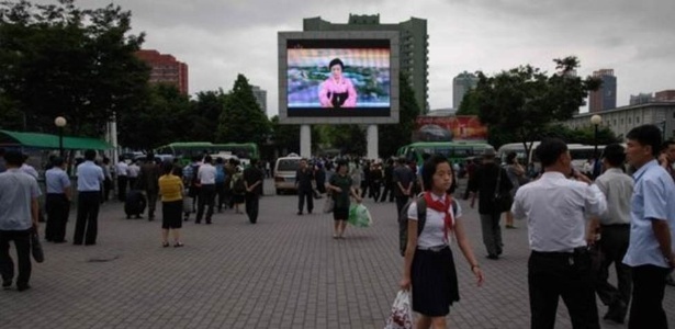 Telão em Pyongyang com noticiário; país tem um histórico de fome e isolamento - AFP - AFP
