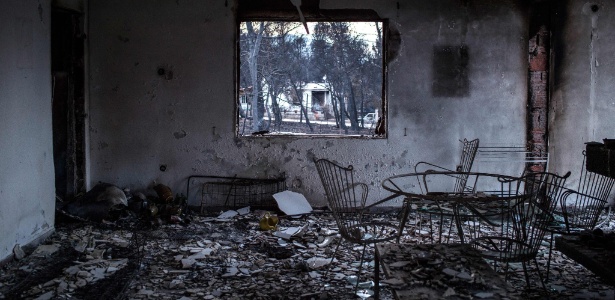 Casa totalmente incendiada na vila de Neos Voutzas, na Grécia - Angelos Tzortzinis/AFP