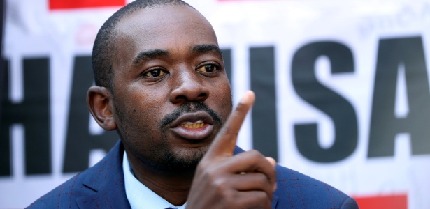 O líder da oposição do Zimbábue, Nelson Chamisa, em entrevista coletiva - Mike Hutchings/Reuters