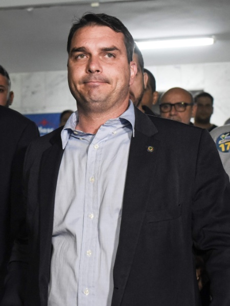 Senador Flávio Bolsonaro é alvo de operação no Rio de Janeiro por suposto esquema de "rachadinha" em gabinete - Fabio Teixiera/AFP
