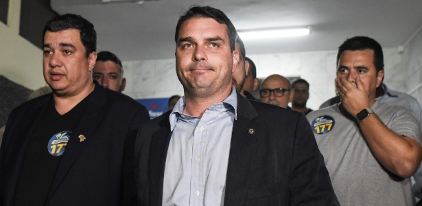 Flávio Bolsonaro (centro) foi eleito senador pelo Rio de Janeiro