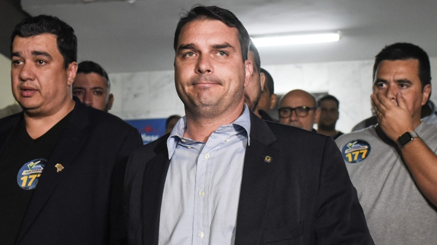 6.set.2018 - Flavio Bolsonaro, filho de Bolsonaro e candidato ao Senado pelo Rio, chega à Santa Casa de Juiz de Fora onde o pai está internado na UTI - Fabio Teixiera/AFP
