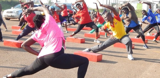 Alguns ugandenses se organizam para praticar atividades físicas - mas muitos a fazem sem perceber - BBC