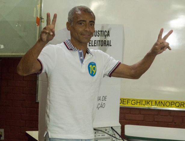 Candidato ao governo do Rio de Janeiro, Romário (Podemos) vota na escola municipal Joseph Bloch na Parada de Lucas, zona norte do Rio