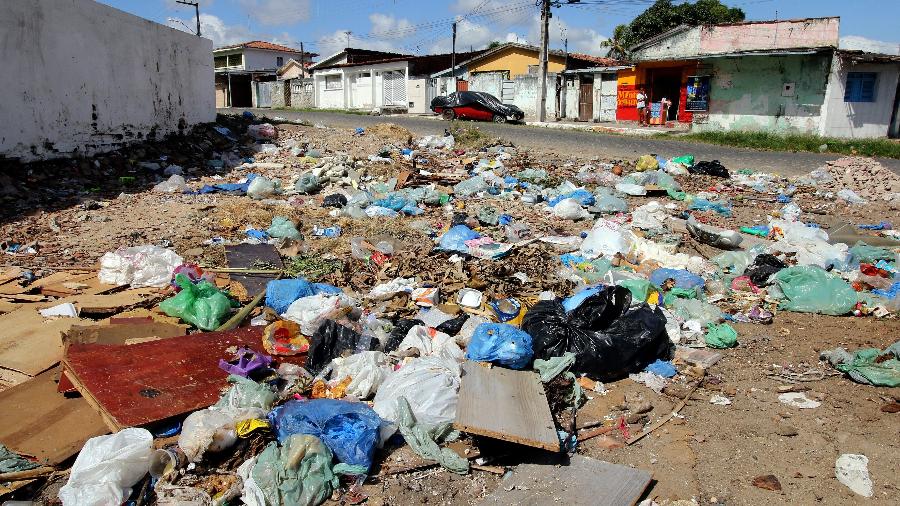 Ruas da cidade com lixo para ser recolhido e falta de saneamento básico - Francisco França/UOL
