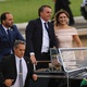 Carlos Bolsonaro acompanha o pai, Jair Messias Bolsonaro, no Rolls Royce presidencial durante o cortejo de posse em Brasília - Fabio Rodrigues Pozzebom/Agência Brasil