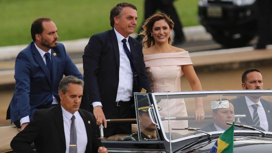 Carlos Bolsonaro acompanha o pai, Jair Messias Bolsonaro, no Rolls Royce presidencial durante o cortejo de posse em Brasília - Fabio Rodrigues Pozzebom/Agência Brasil