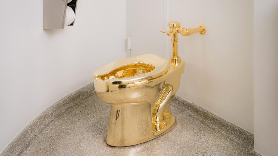 A privada de ouro 18 quilates feita pelo artista Maurizio Cattelan exposta no museu Guggenheim, em Nova York - Guggenheim