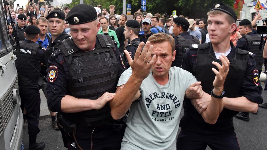 Líder opositor Alexei Navalny é preso juntos com outros 200 manifestantes durante protestos de apoio a jornalista - Vasily Maximov/AFP