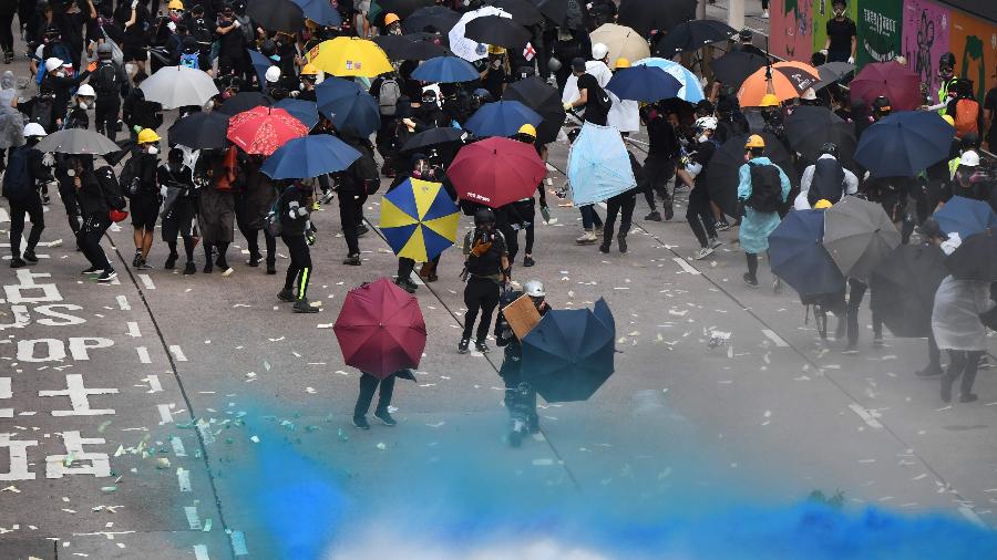 Polícia reprime com violência um protesto em Hong Kong durante as comemorações do 70º aniversário da República Popular da China - Anthony Wallace/AFP