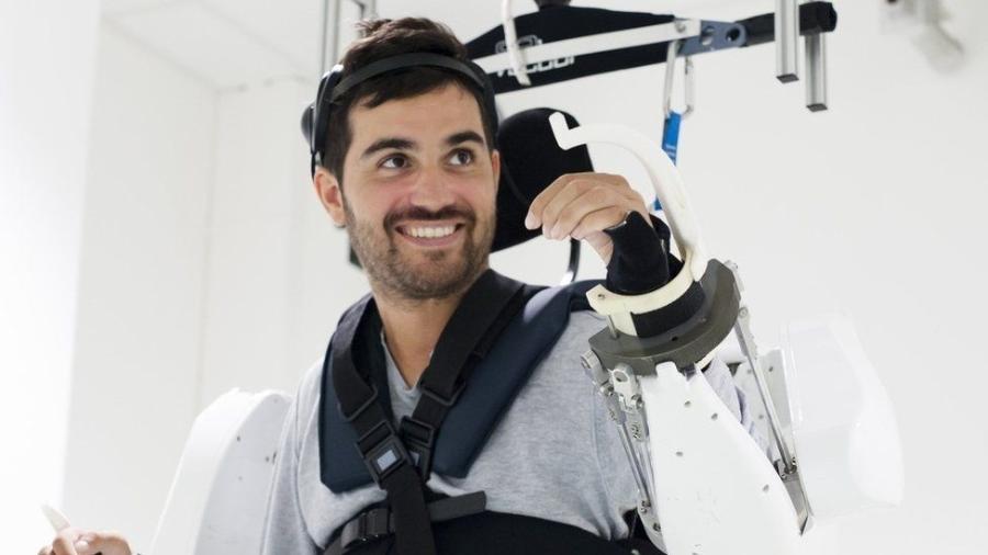 Tetraplégico move braços e pernas após 4 anos com equipamento controlado pela mente - Fonds de Dotation Clinatec