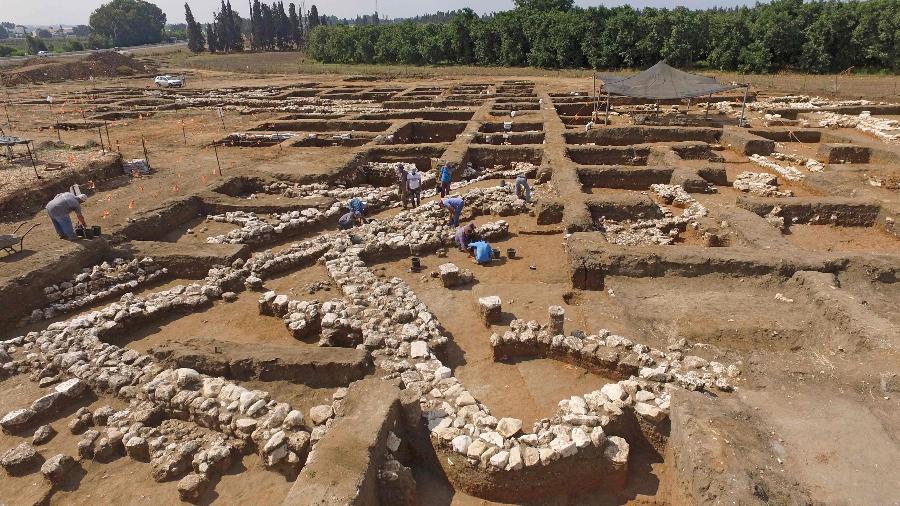Arqueólogos israelenses trabalham no antigo local de En Esur (Ein Asawir), onde uma cidade de 5.000 anos foi descoberta perto da cidade israelense de Harish - JACK GUEZ/AFP
