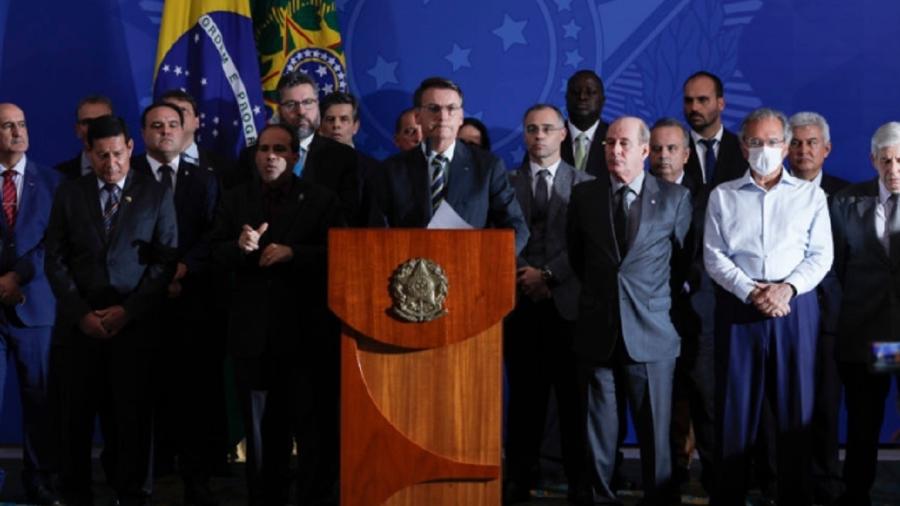 Bolsonaro responde a Sergio Moro, acompanhado de ministros - Sérgio Lima/Poder 360
