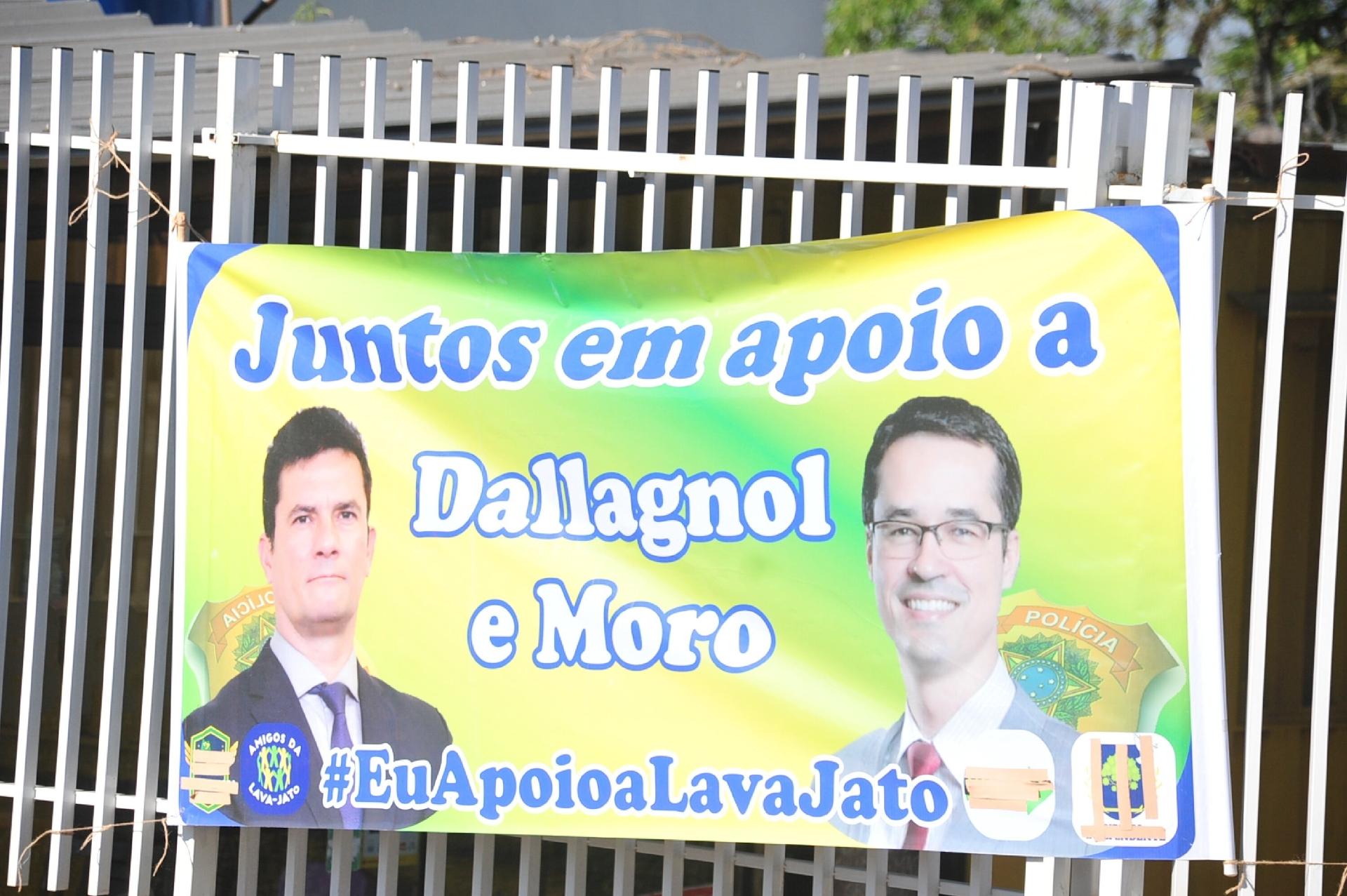 Apoiadores de Sérgio Moro e Jair Bolsonaro protestam durante depoimento do ex-ministro na PF de Curitiba - Eduardo Matysiak/Futura Press/Estadão Conteúdo